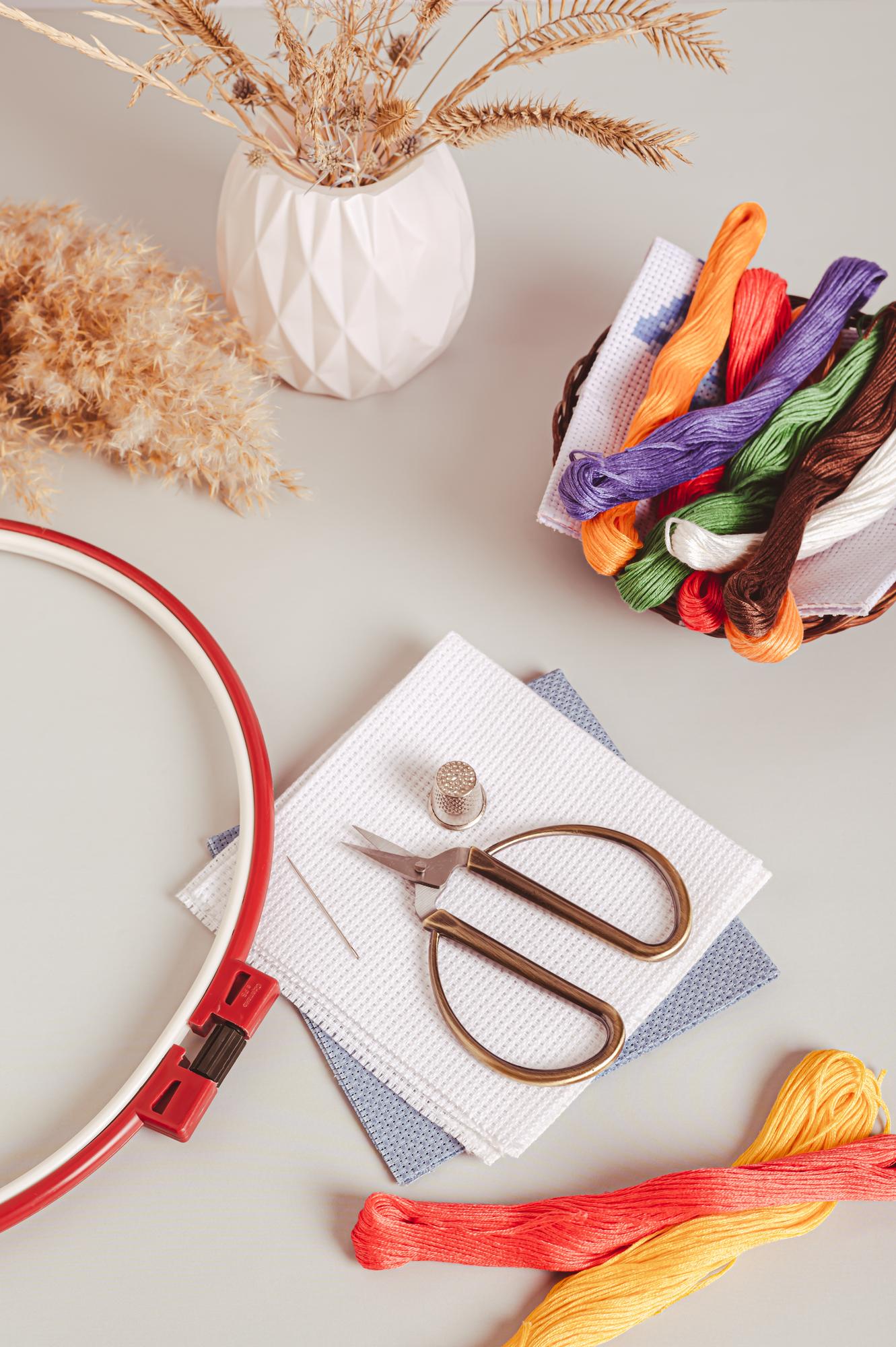 Set minimal di materiali per ricamo su tavolo di lavoro