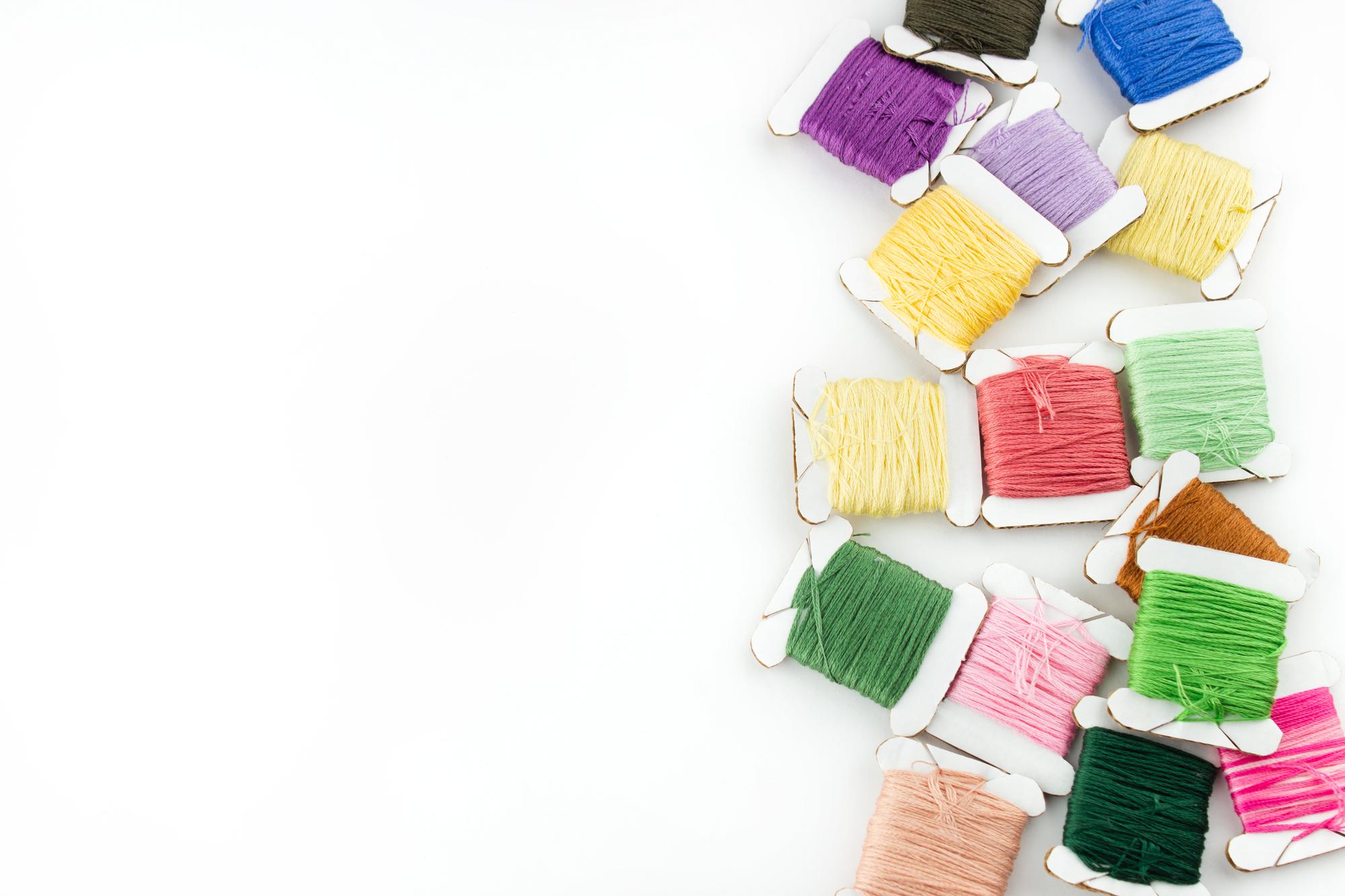 Campioni di filati disposti per colore